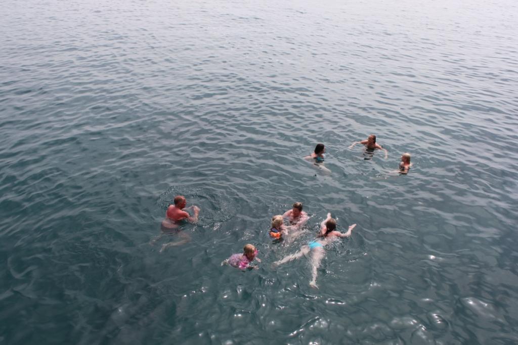 Дети купаются в океане фото