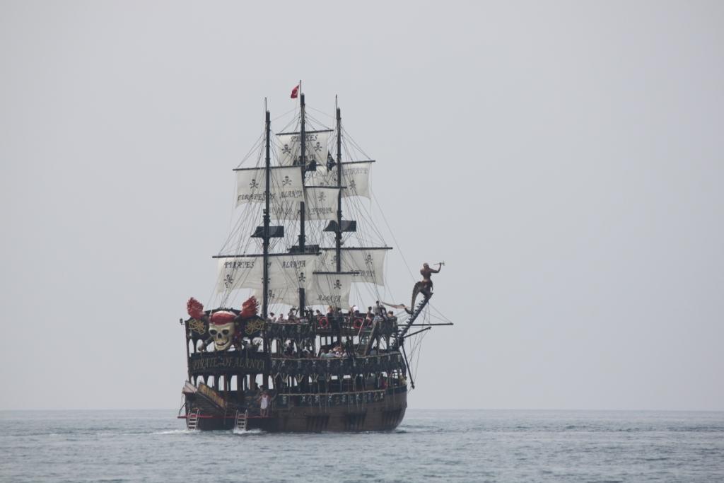 Пиратский корабль в Средиземном море